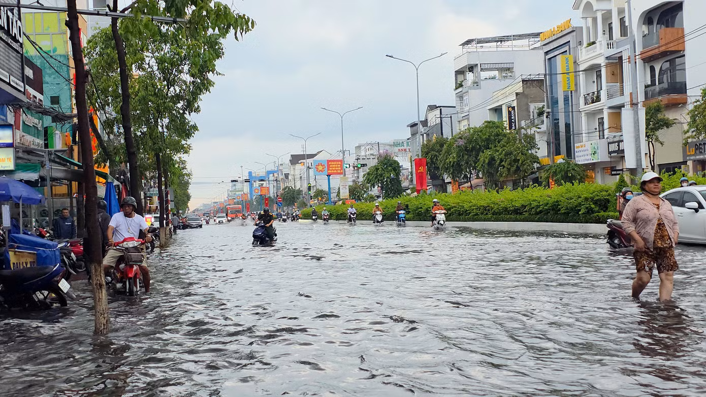 Tuyến đường Nguyễn Văn Cừ ở quận Ninh Kiều cũng bị ngập sâu.
