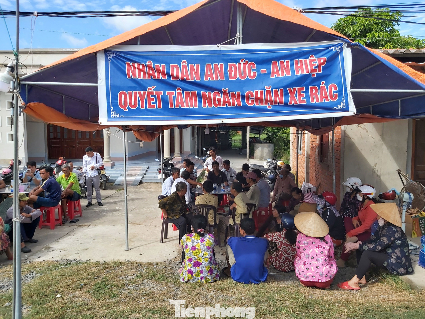 Người dân tập trung phản đối không cho xe chở rác vào bãi rác An Hiệp vào sáng 17/8. Ảnh: Hòa Hội. Người dân tập trung phản đối không cho xe chở rác vào bãi rác An Hiệp vào sáng 17/8. Ảnh: Hòa Hội.