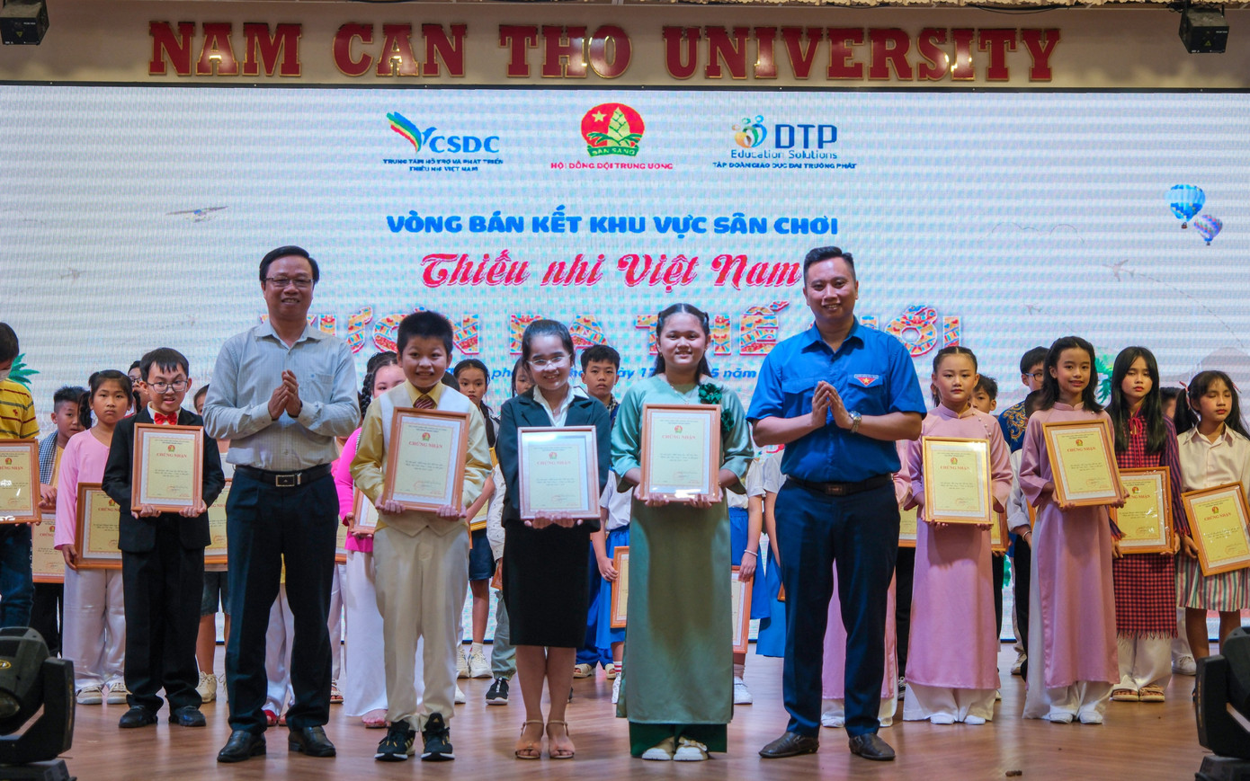 Ban tổ chức trao giải nhất cho liên đội trường Tiểu học Kim Đồng, thành phố Rạch Giá, tỉnh Kiên Giang. Ảnh: An Bình.