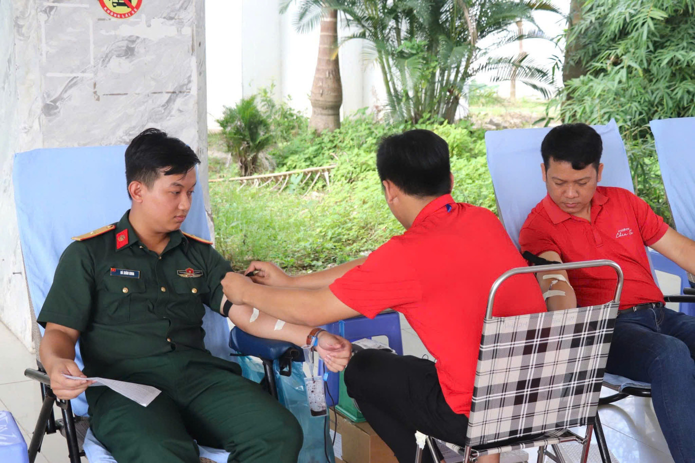 Thiếu úy Hà Xuân Khoa - Bộ Chỉ huy Quân sự tỉnh Bến Tre tham gia hiến máu. Thiếu úy Hà Xuân Khoa - Bộ Chỉ huy Quân sự tỉnh Bến Tre tham gia hiến máu.