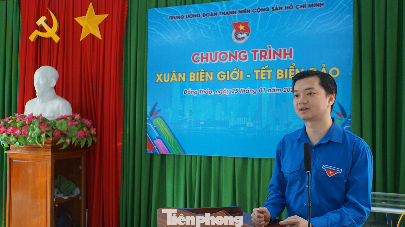 Anh Nguyễn Minh Triết - Bí thư Trung ương Đoàn, Chủ tịch Hội Sinh viên Việt Nam cho biết, hằng năm, cứ vào dịp đón Tết nguyên đán, Trung ương Đoàn TNCS Hồ Chí Minh tổ chức chương trình “Xuân biên giới, Tết biển đảo”. Qua chương trình để tuyên truyền, giáo dục nâng cao nhận thức của đoàn viên, thanh thiếu nhi về tầm quan trọng của biên giới, biển đảo trong phát triển kinh tế - xã hội, bảo vệ chủ quyền Tổ quốc. Ảnh: Hòa Hội