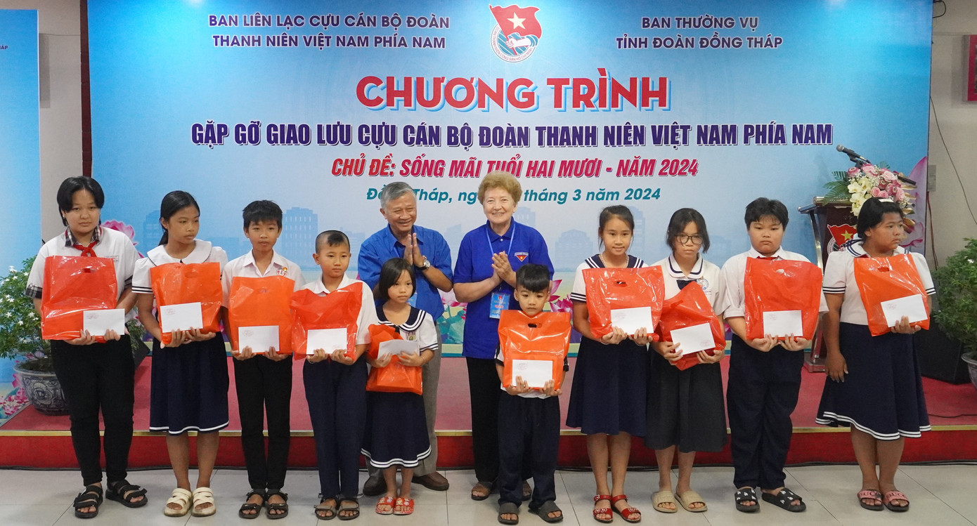 Ban Liên lạc cựu cán bộ Đoàn Thanh niên Việt Nam phía Nam tặng quà cho học sinh Đồng Tháp. Ban Liên lạc cựu cán bộ Đoàn Thanh niên Việt Nam phía Nam tặng quà cho học sinh Đồng Tháp.