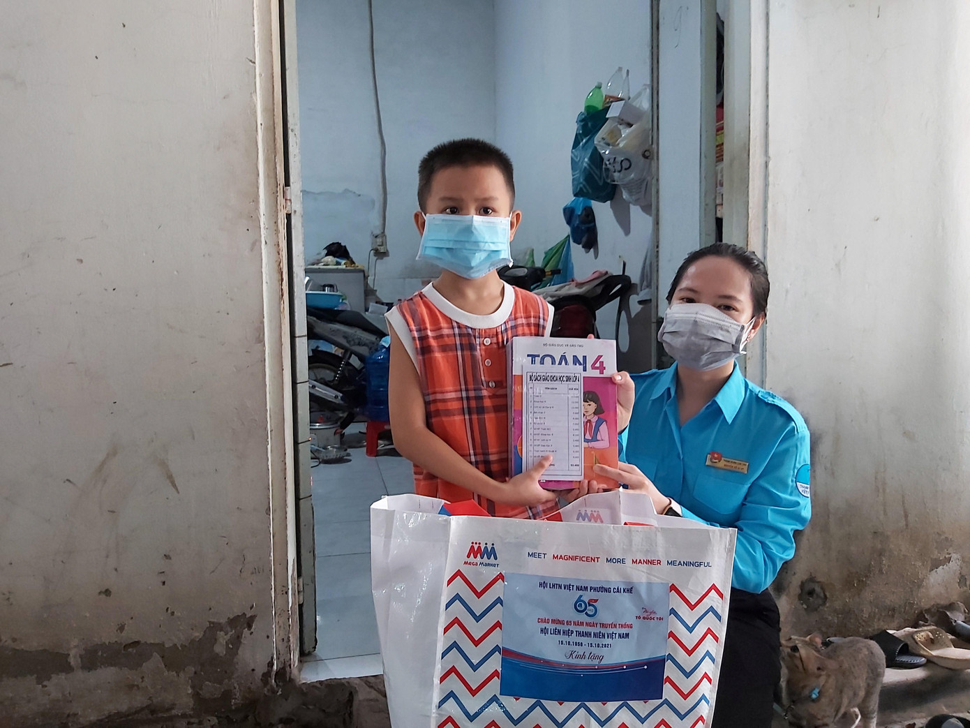 Chị Nguyễn Hồ Ái Vy - Ủy viên Ban thư ký Hội LHTN Việt Nam thành phố Cần Thơ tặng quà cho học sinh khó khăn tại quận Ninh Kiều. - Ảnh: Hòa Hội