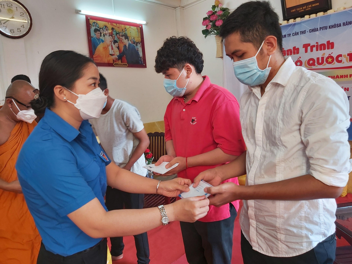 Chị Lư Thị Ngọc Anh, Phó Bí thư thường trực Thành đoàn Cần Thơ tặng quà cho sinh viên khó khăn