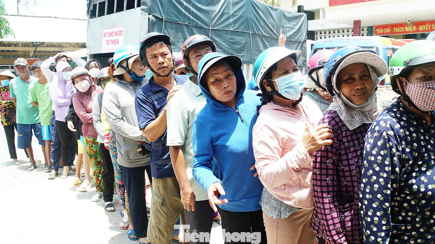 Không riêng tổ chức Đoàn, các bạn trẻ ở khắp nơi trong khu vực ĐBSCL cũng vận động san sẻ hàng nghìn thùng nước ngọt để hỗ trợ bà con các địa phương hạn mặn, nhất là tỉnh Bến Tre. Ảnh: Hòa Hội