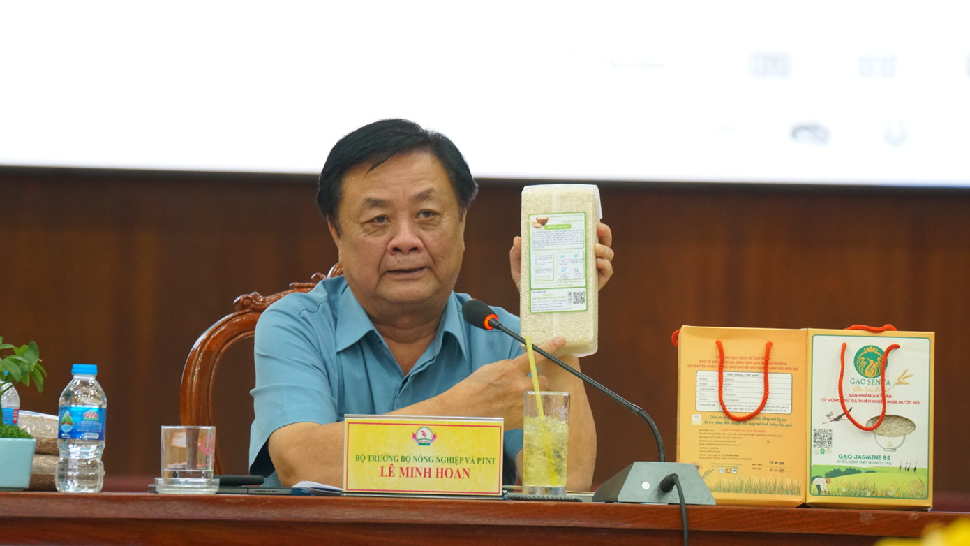Bộ trưởng Bộ NN&amp;PTNT Lê Minh Hoan giới thiệu sản phẩm gạo của HTX Quyết Tiến tại huyện Tam Nông. Ảnh: Hòa Hội.