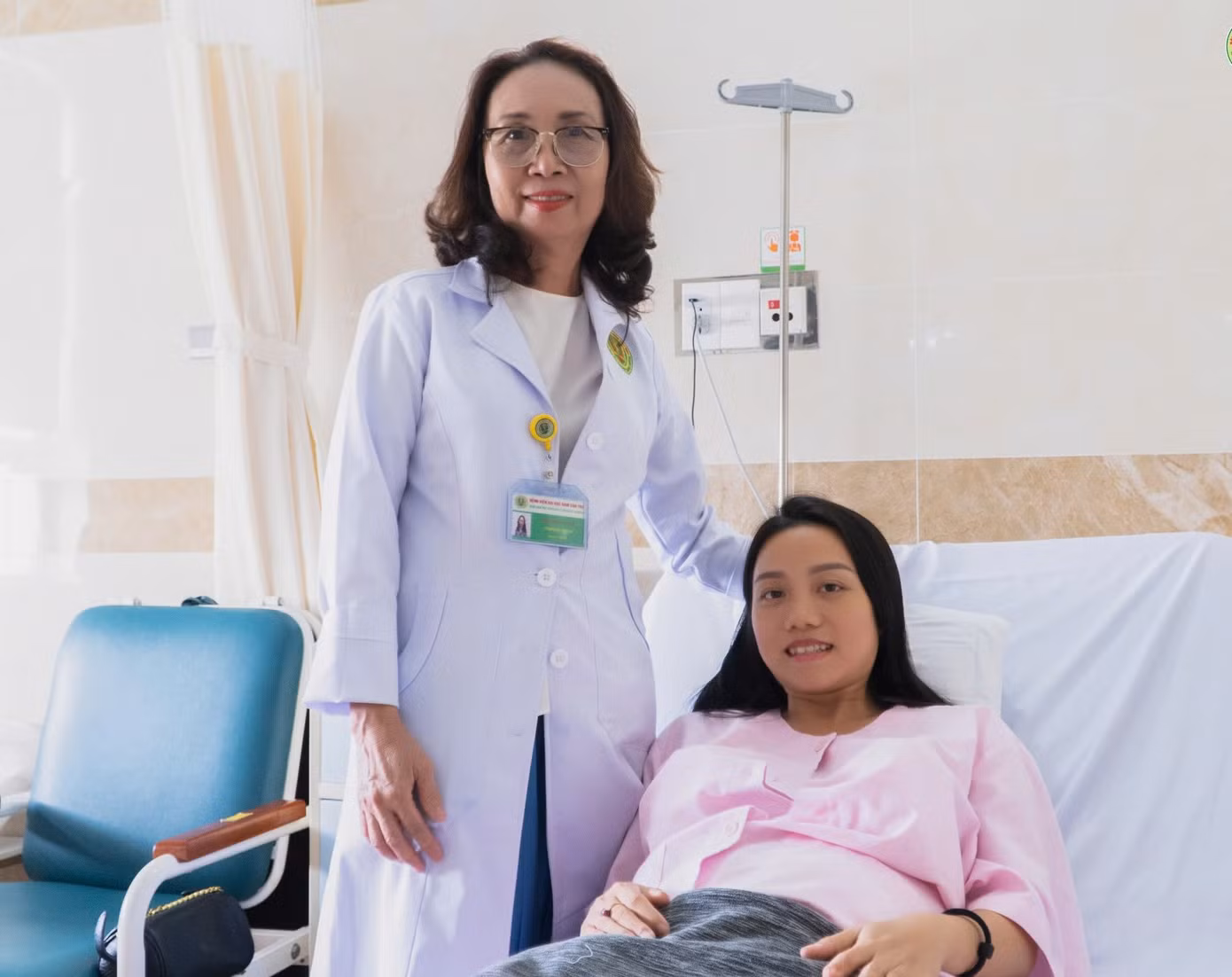 Bs. CKII. Nguyễn Thị Huệ thăm khám sức khỏe sản phụ T.T.D.