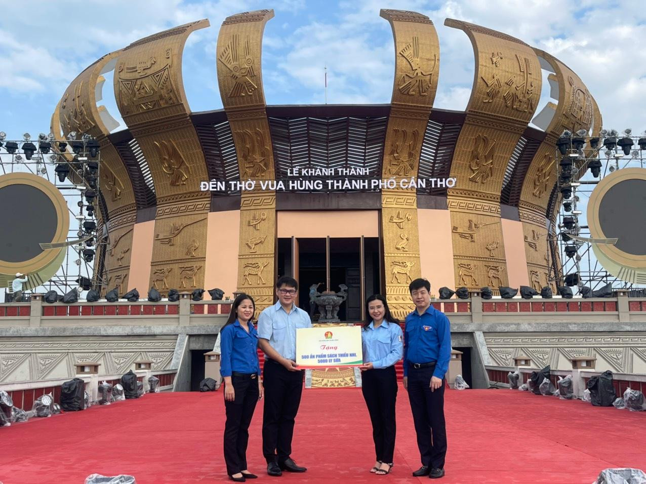 Bí thư Trung ương Đoàn trao tặng sách và sữa cho Ban Điều hành Chuyến xe ước mơ thành phố Cần Thơ