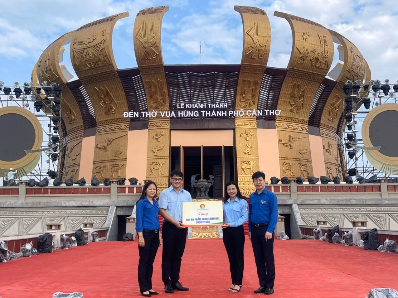 Bí thư Trung ương Đoàn trao tặng sách và sữa cho Ban Điều hành Chuyến xe ước mơ thành phố Cần Thơ