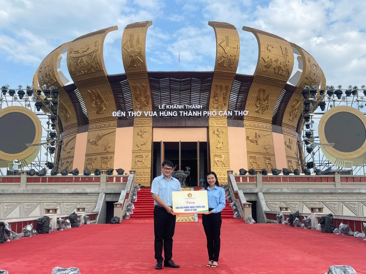 Bí thư Trung ương Đoàn trao tặng sách và sữa cho Ban Điều hành Chuyến xe ước mơ thành phố Cần Thơ