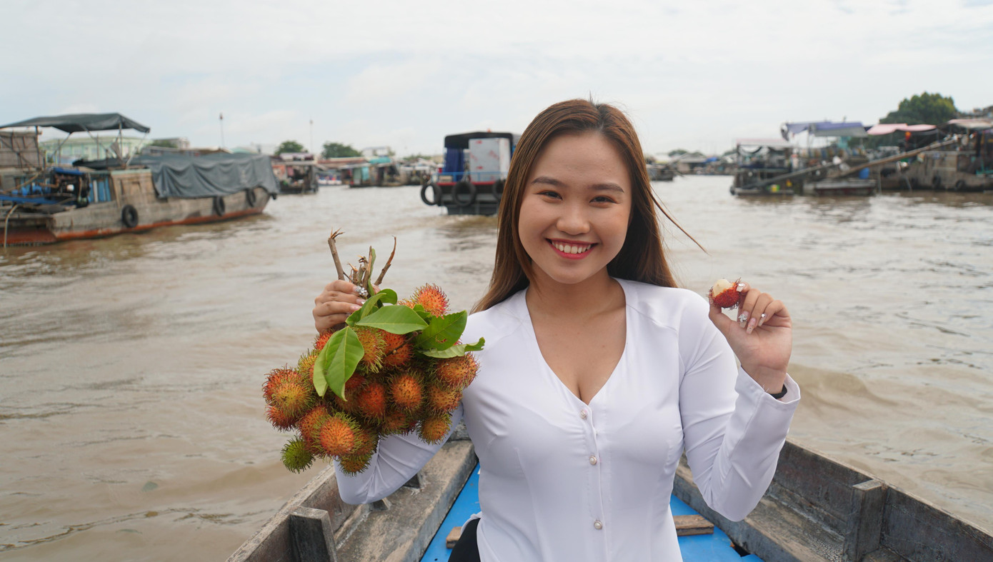 Chính vì vậy, nơi đây là địa điểm neo đậu quan trọng của nhiều phương tiện thủy mua bán hàng hóa (có khoảng 200 - 250 chiếc ghe, tàu mua bán, trao đổi hàng hóa, có lúc lên đến 300, 400 chiếc, trong đó số lượng neo đậu cố định khoảng 150 chiếc và từ nơi khác đến khoảng 100 chiếc). - Ảnh: Hòa Hội