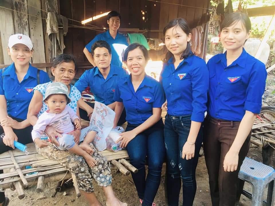 Cô Trân thăm, tặng quà người dân vùng khó khăn Cô Trân thăm, tặng quà người dân vùng khó khăn