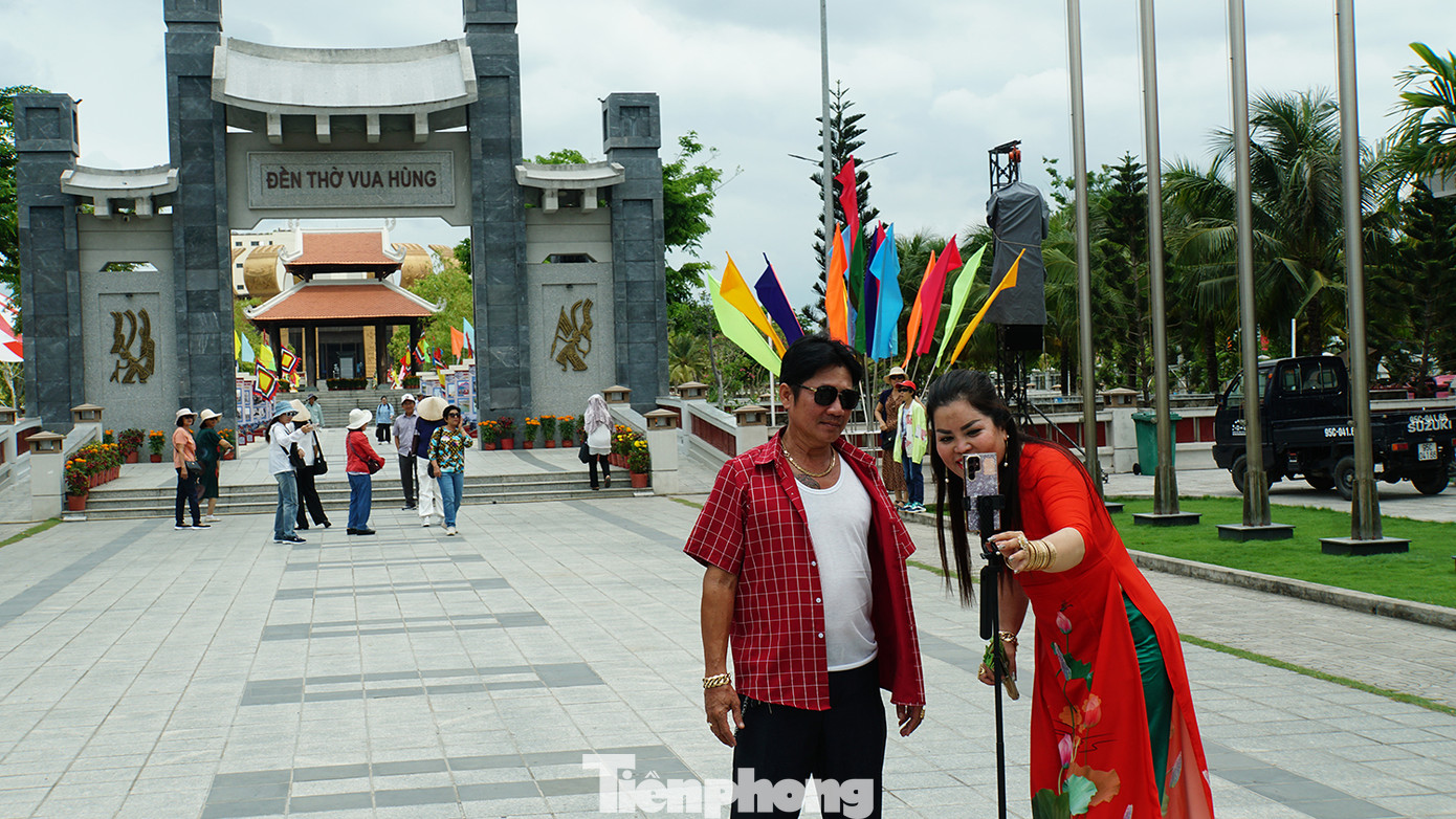 Người dân chụp ảnh làm kỷ niệm đến thăm đền Hùng. Ảnh: Hòa Hội