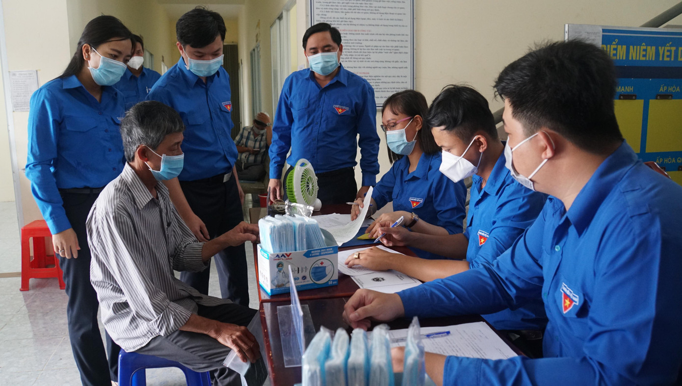 Anh Nguyễn Minh Triết thăm sinh viên tình nguyện đang giúp dân làm thủ tục hành chính tại xã Xuân Hòa. - Ảnh: Hòa Hội