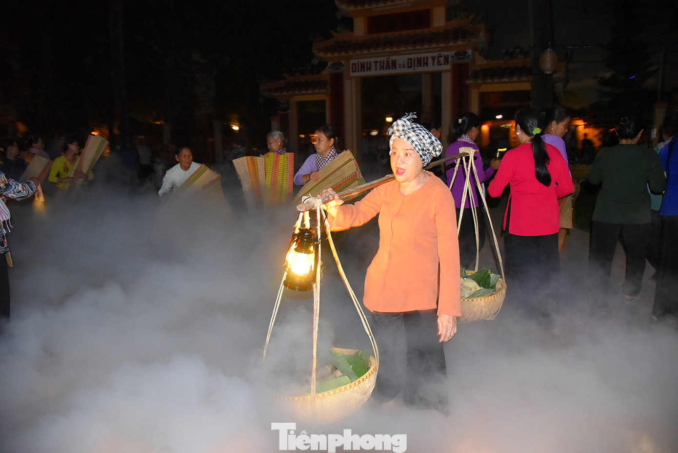 Theo UBND huyện Lấp Vò (Đồng Tháp), việc tổ chức vở diễn thực cảnh “chợ ma” Định Yên để du khách đến với địa phương có dịp trải nghiệm thực tế, khám phá những nét đặc sắc của làng chiếu hơn 200 năm tuổi. Ảnh: Hòa Hội.