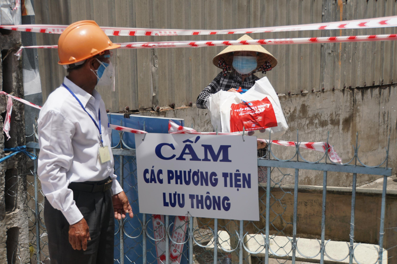 Tặng quà cho người dân trong khu phong tỏa tại phường Trà Nóc, quận Bình Thủy. - Ảnh: Hòa Hội