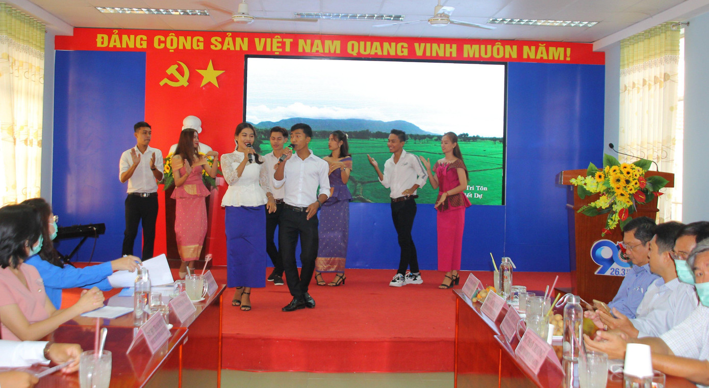 Các bạn sinh viên giao lưu văn nghệ Các bạn sinh viên giao lưu văn nghệ