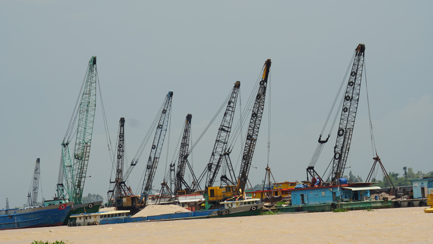 Doanh nghiệp khai thác cát trên địa bàn huyện Chợ Mới, tỉnh An Giang bị dừng sau khi phát hiện vi phạm. Ảnh: Hòa Hội.