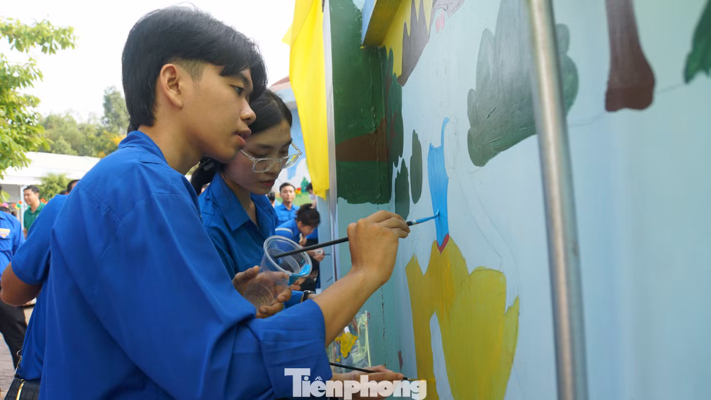 Đoàn viên thanh niên vẽ tranh trên tường. Ảnh: Hòa Hội
