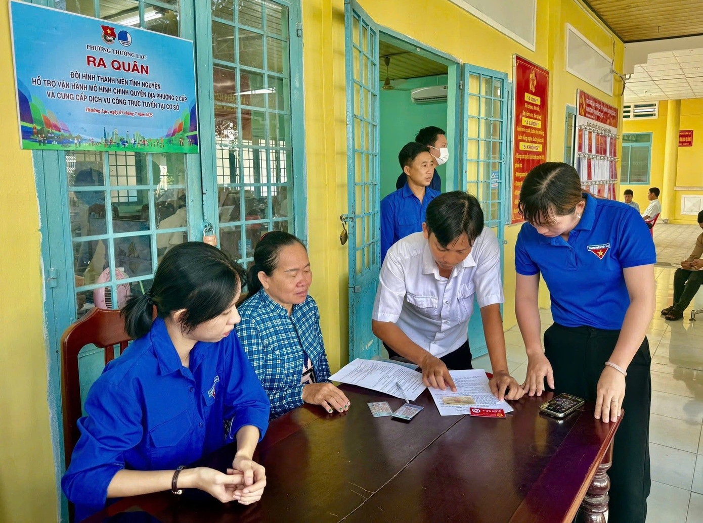 Đoàn viên thanh niên phường Thường Lạc hỗ trợ người dân sử dụng dịch vụ công trực tuyến.