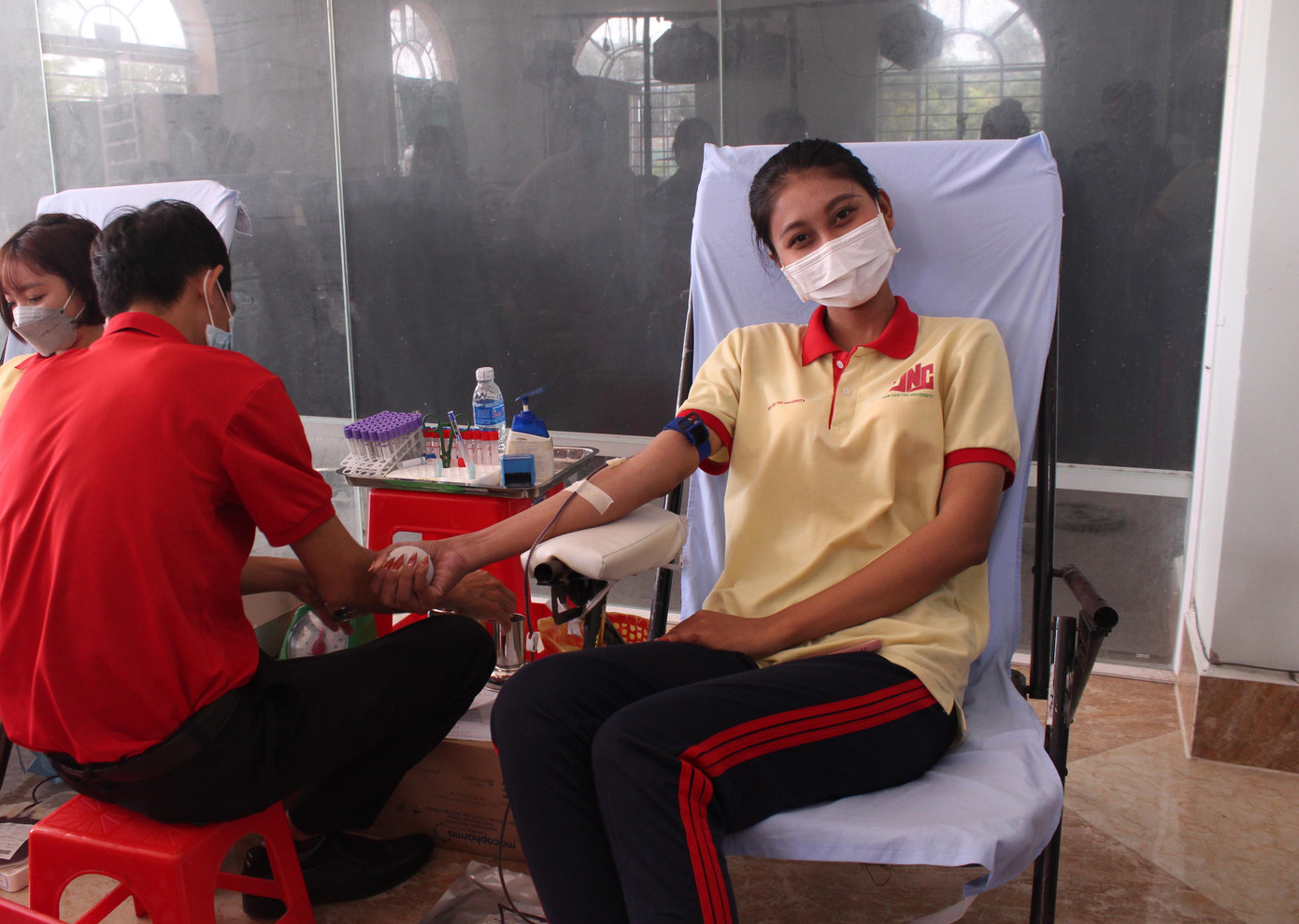 Hoa khôi Đại học Nam Cần Thơ 2021 Thạch Thu Thảo tham gia hiến máu. Hoa khôi Đại học Nam Cần Thơ 2021 Thạch Thu Thảo tham gia hiến máu.