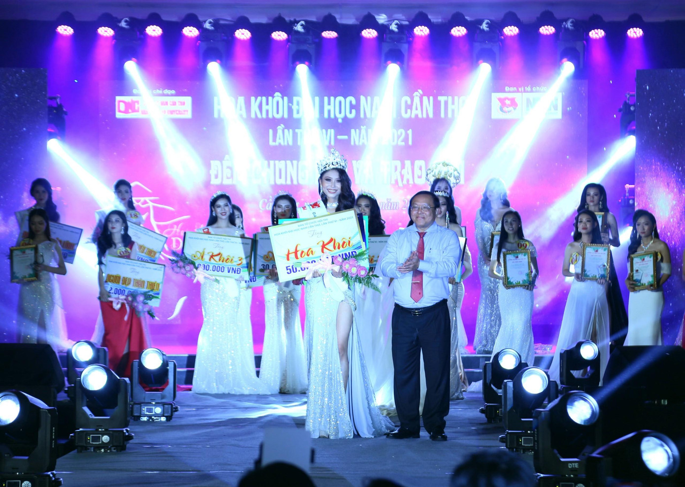 Thạch Thu Thảo đang học ngành Ngôn ngữ Anh 1 khóa 7; cô cao 1.77m, cân nặng 48 kg, số đo 3 vòng: 74- 60-90, đến từ Trà Vinh. Cô kế nhiệm Hoa khôi Đại học Nam Cần Thơ 2020 – Lê Thị Tường Vy, hiện đang là đương kim Hoa khôi Sinh viên Việt Nam 2021. - Ảnh: Minh Trung Thạch Thu Thảo đang học ngành Ngôn ngữ Anh 1 khóa 7; cô cao 1.77m, cân nặng 48 kg, số đo 3 vòng: 74- 60-90, đến từ Trà Vinh. Cô kế nhiệm Hoa khôi Đại học Nam Cần Thơ 2020 – Lê Thị Tường Vy, hiện đang là đương kim Hoa khôi Sinh viên Việt Nam 2021. - Ảnh: Minh Trung