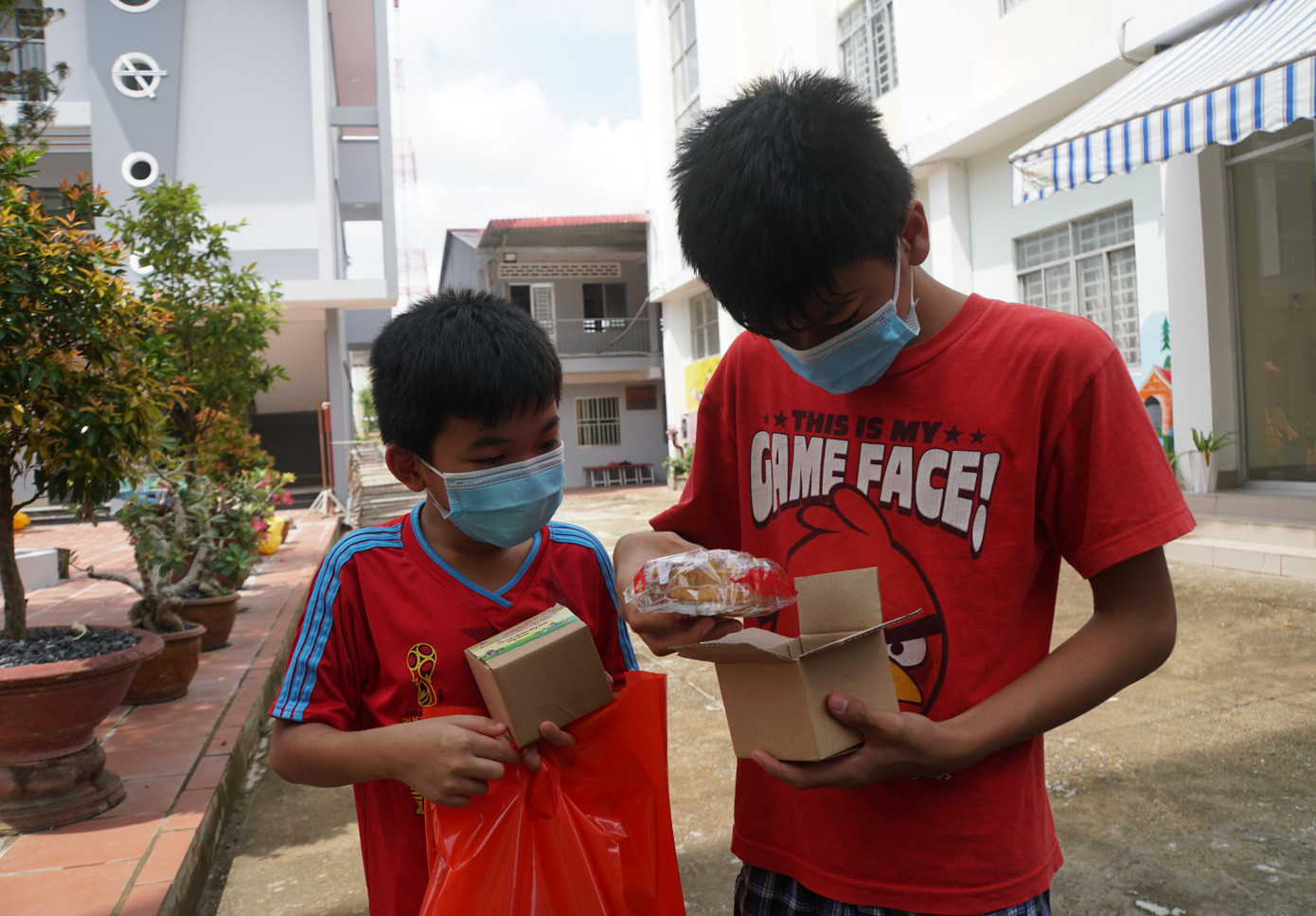 Anh Trần Việt Tuấn, Phó chủ tịch thường trực Hội LHTN Việt Nam TP Cần Thơ tặng quà cho trẻ em tại Trung tâm công tác xã hội thành phố. Anh Trần Việt Tuấn, Phó chủ tịch thường trực Hội LHTN Việt Nam TP Cần Thơ tặng quà cho trẻ em tại Trung tâm công tác xã hội thành phố.