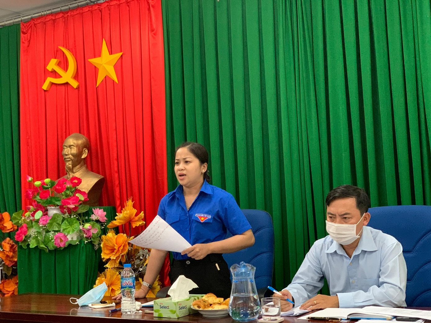 Chị Lư Thị Ngọc Anh phát biểu trong cuộc họp khẩn với các Quận, Huyện đoàn vào trưa 29/5.