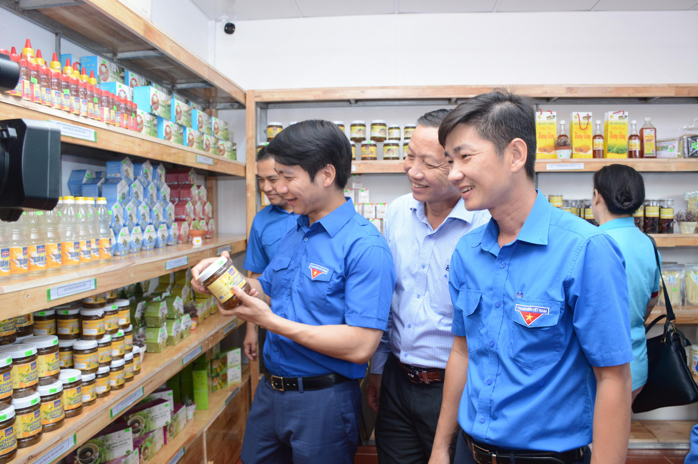 Anh Nguyễn Ngọc Lương, Bí thư Trung ương Đoàn tham quan cửa hàng. Anh Nguyễn Ngọc Lương, Bí thư Trung ương Đoàn tham quan cửa hàng.