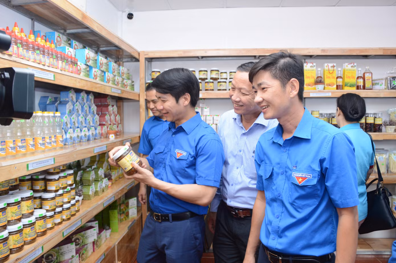 Anh Nguyễn Ngọc Lương, Bí thư Trung ương Đoàn tham quan cửa hàng.
