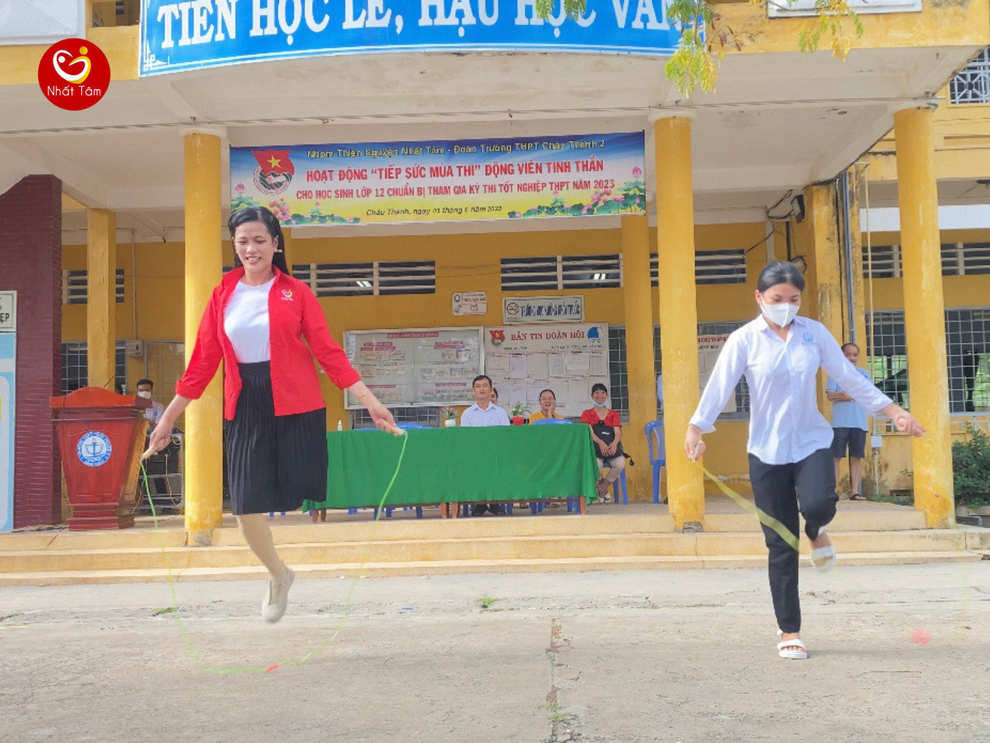 Cô giáo đầy nghị lực truyền cảm hứng cho các bạn trẻ. Ảnh: NVCC