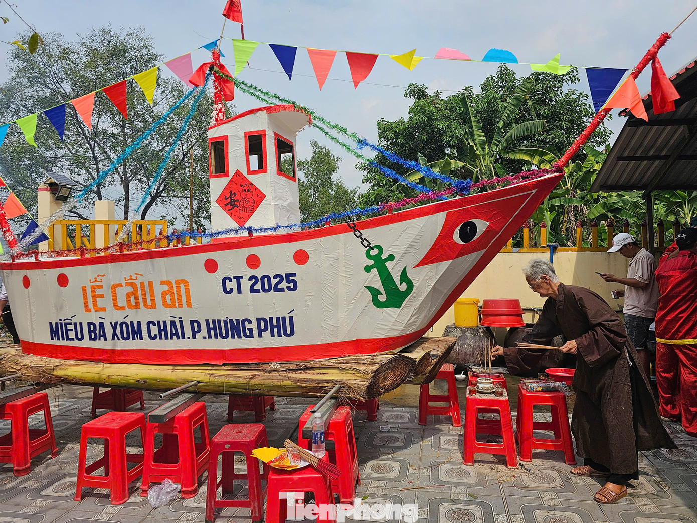 Tàu tống ôn - với quan niệm chở theo điều không may mắn thả trôi sông để đón những điều tốt lành trong năm mới.