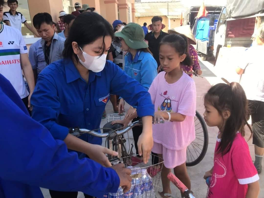 Trời nắng, bạn Hoài Ngọc - đoàn viên thanh niên ở xã Quới Sơn (Châu Thành) tất bật hỗ trợ phát nước cho bà con. Lấy tay quẹt mồ hôi trên mặt, Ngọc chia sẻ: “Nghỉ lễ thay vì đi chơi, hay du lịch, em thấy làm những việc này vui và ý nghĩa hơn, vì góp phần nhỏ trong việc giúp bà con vượt qua khó khăn giữa mùa hạn mặn”. Ảnh: TĐ BT