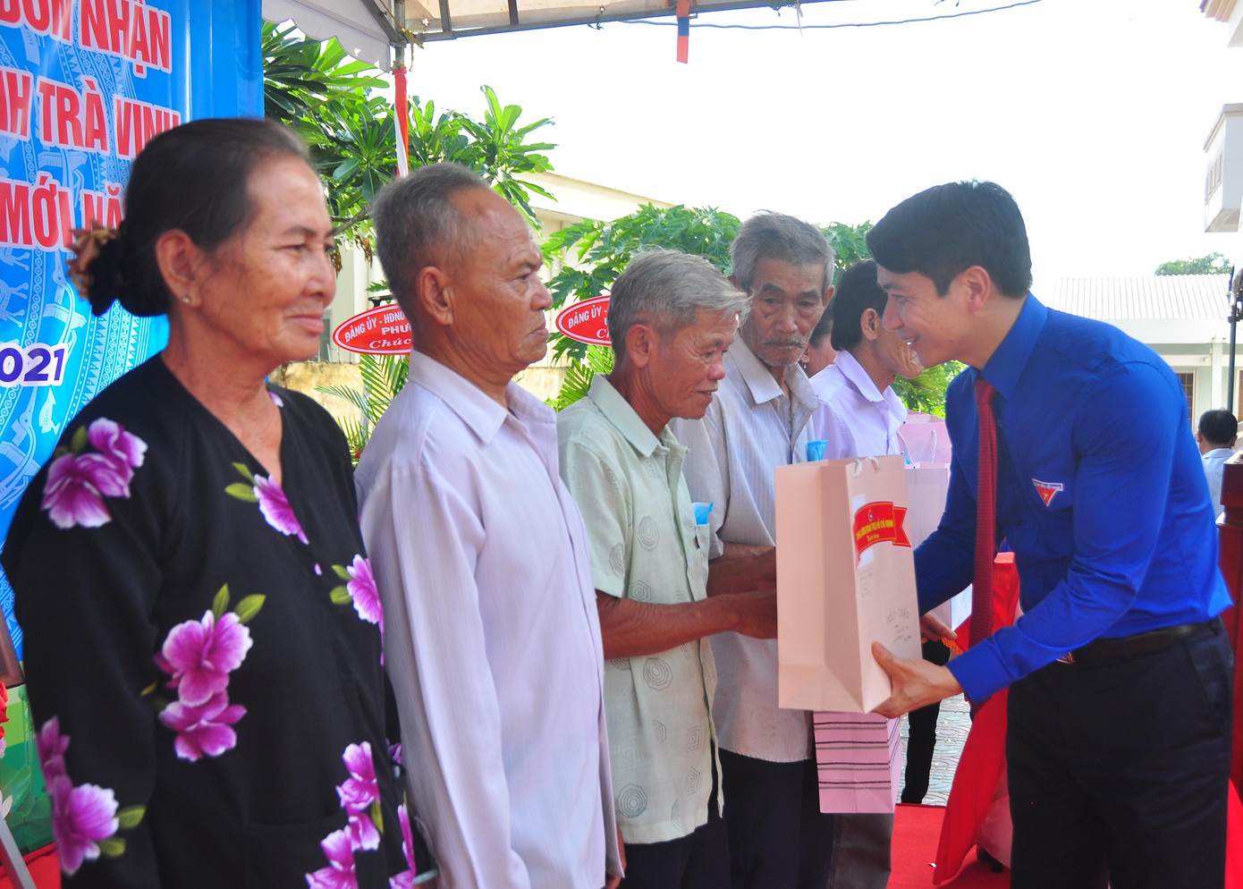 Tại buổi lễ, Bí thư Trung ương Đoàn Nguyễn Ngọc Lương trao tặng 20 phần quà cho nhân dân thành phố trà Vinh, mỗi phần trị giá 1,2 triệu đồng; đồng thời trao tặng không gian đọc sách cho thành phố Trà Vinh trị giá 200 triệu đồng.
