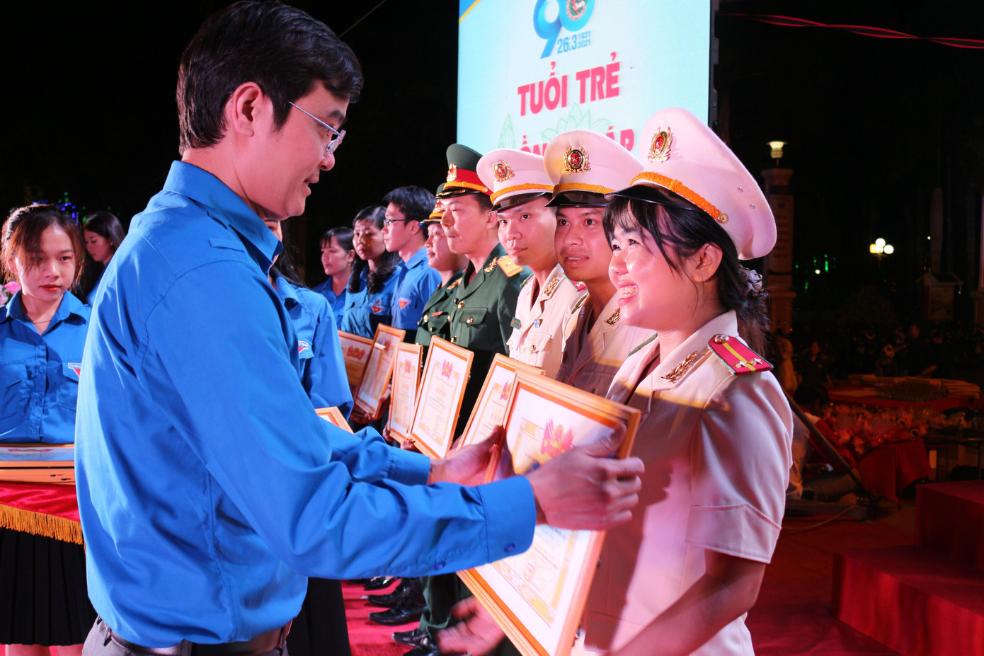 Bí thư Thường trực Trung ương Đoàn Bùi Quang Huy tặng bằng khen cho nữ chiến sĩ công an Bí thư Thường trực Trung ương Đoàn Bùi Quang Huy tặng bằng khen cho nữ chiến sĩ công an