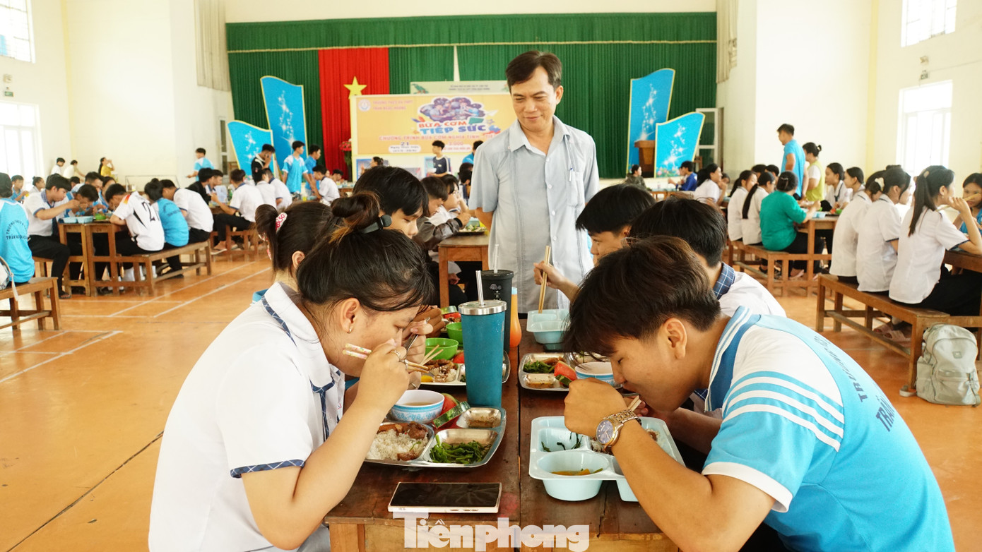 Thầy Dũng chia sẻ, dự kiến giá trị mỗi phần ăn khoảng 30.000 đồng, khi nấu với số lượng nhiều chi phí sẽ thấp hơn, đảm bảo đầy đủ dinh dưỡng cho các em có sức khỏe học tập. Ảnh: Hòa Hội