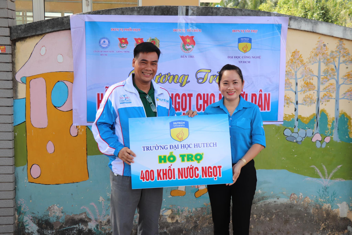 Tại chương trình, Trường Đại học Công nghệ TPHCM đã trao bảng tượng trưng hỗ trợ 400 khối nước ngọt sinh hoạt cho người dân ở xã Phước Long, Thuận Điền, Châu Bình, huyện Giồng Trôm.