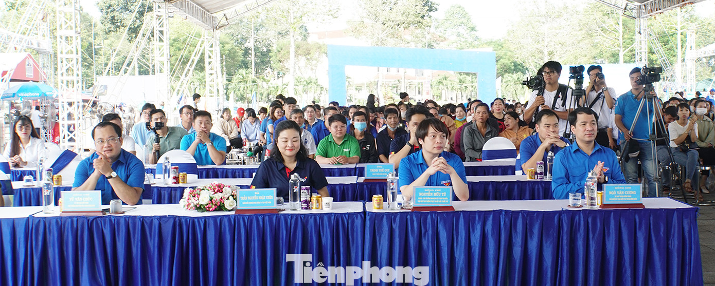 Tham dự chương trình có Bí thư T.Ư Đoàn Ngô Văn Cương, Chủ tịch UBND thành phố Cần Thơ Trần Việt Trường cùng đại diện tỉnh, thành Đoàn – Hội LHTN Việt Nam các tỉnh Đồng bằng Sông Hậu. Ảnh: Hòa Hội