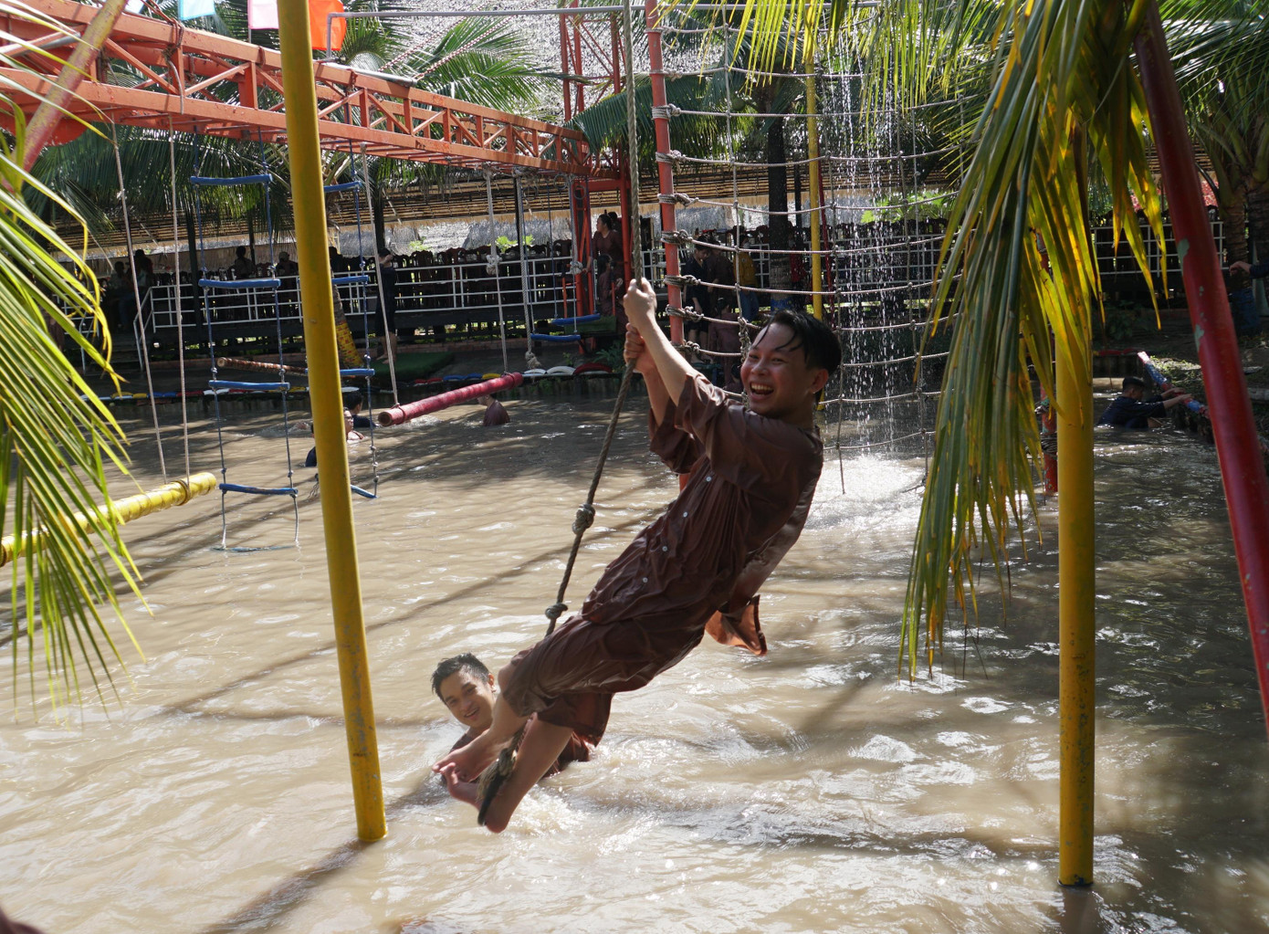 Các bạn trẻ thích thú với trò chơi dân gian tại Làng du lịch sinh thái Ông Đề