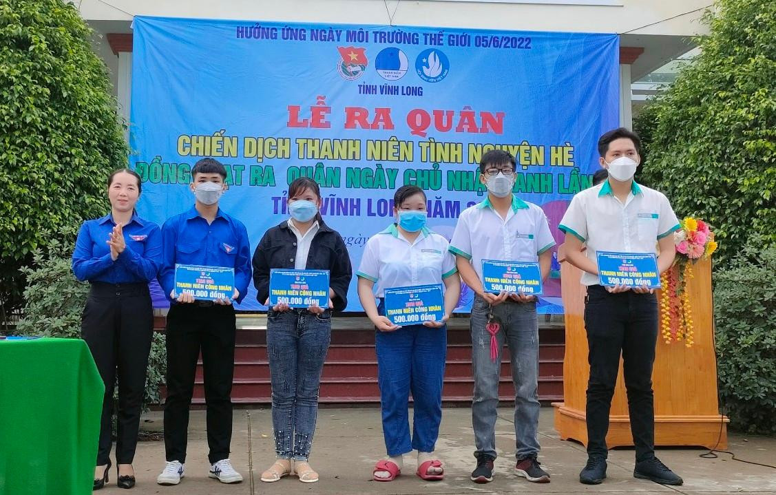 Tỉnh đoàn Vĩnh Long tặng quà cho học sinh khó khăn. - Ảnh: TĐ VL Tỉnh đoàn Vĩnh Long tặng quà cho học sinh khó khăn. - Ảnh: TĐ VL