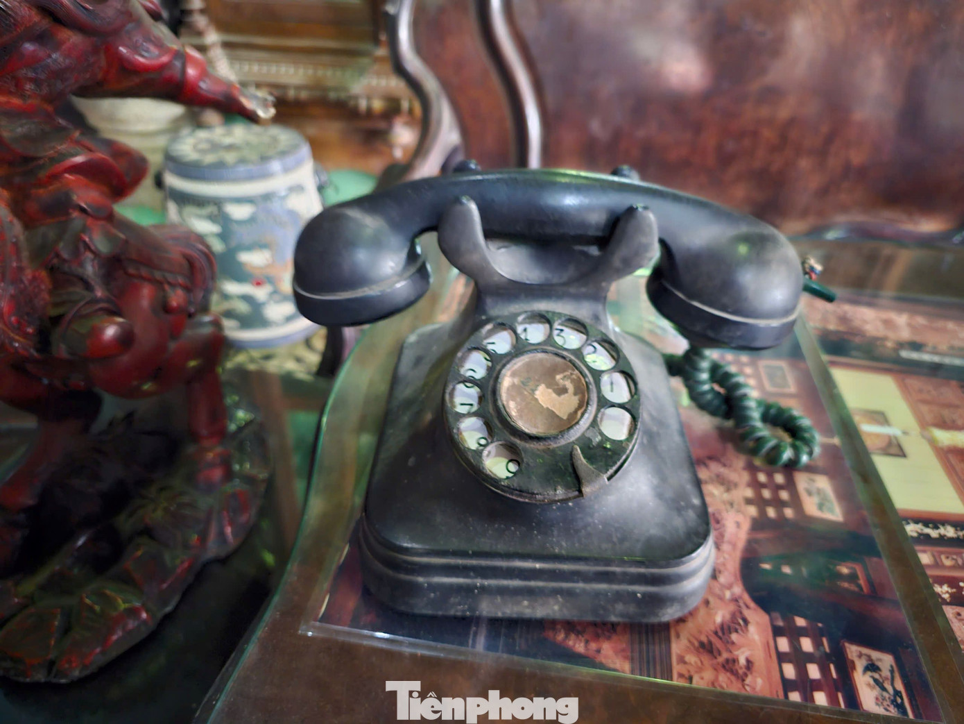 Điện thoại cổ của gia chủ được gìn giữ đến nay. Ảnh: Hòa Hội.