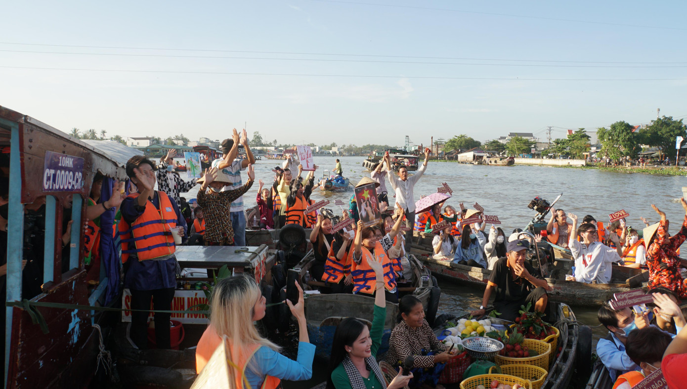 Rất đông người dân, du khách đang tham quan cũng như các tiểu thương mua bán trên chợ nổi Cái Răng chào đón sự xuất hiện đặc biệt của Bảo Ngọc.