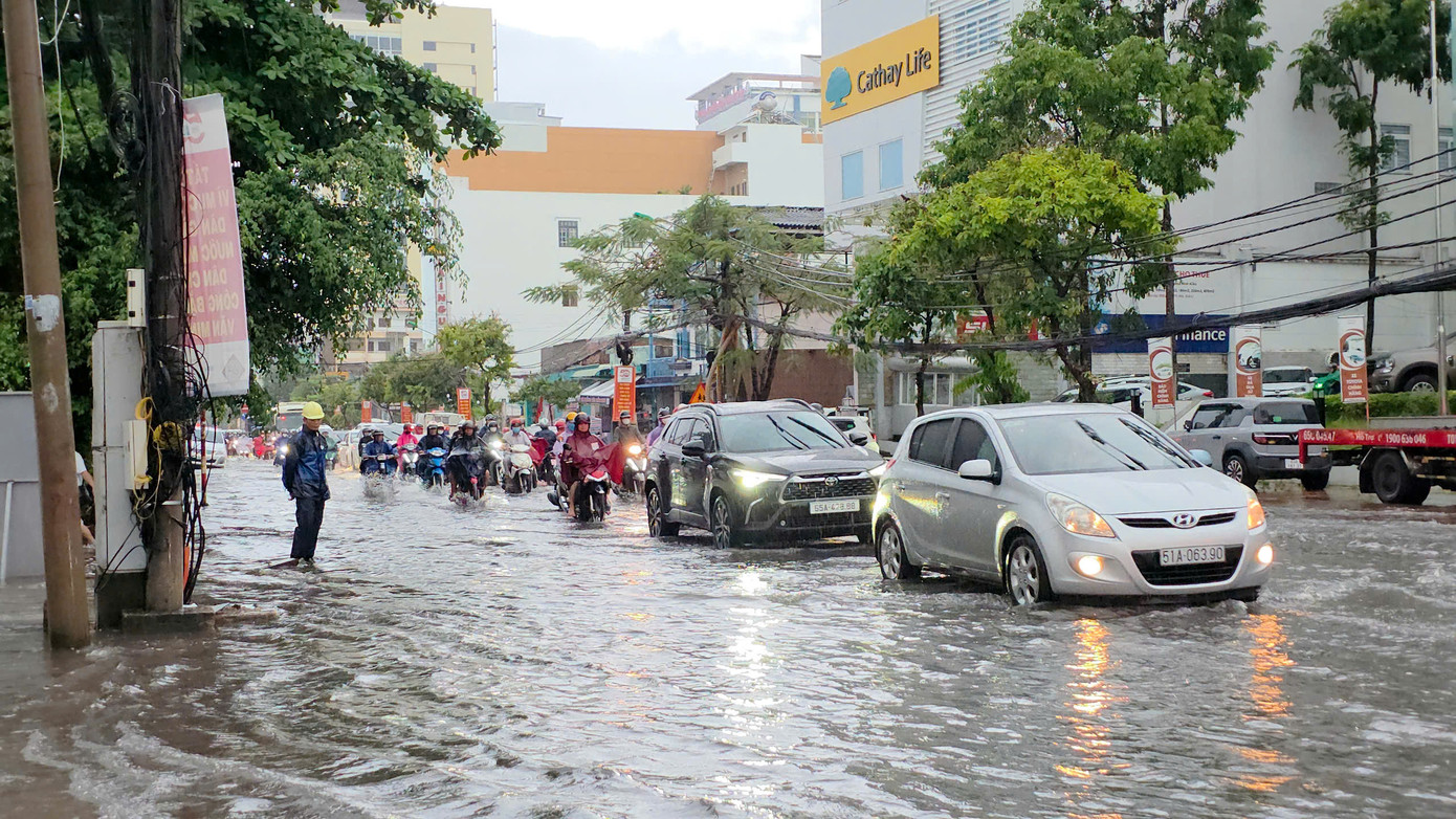 Ghi nhận của phóng viên, sau cơn mưa to vào cuối giờ chiều, nhiều tuyến đường ở trung tâm Cần Thơ ngập sâu, như: Cách Mạng Tháng 8, Hùng Vương, Phạm Ngũ Lão, Nguyễn Văn Cừ... Ảnh: M. Trung