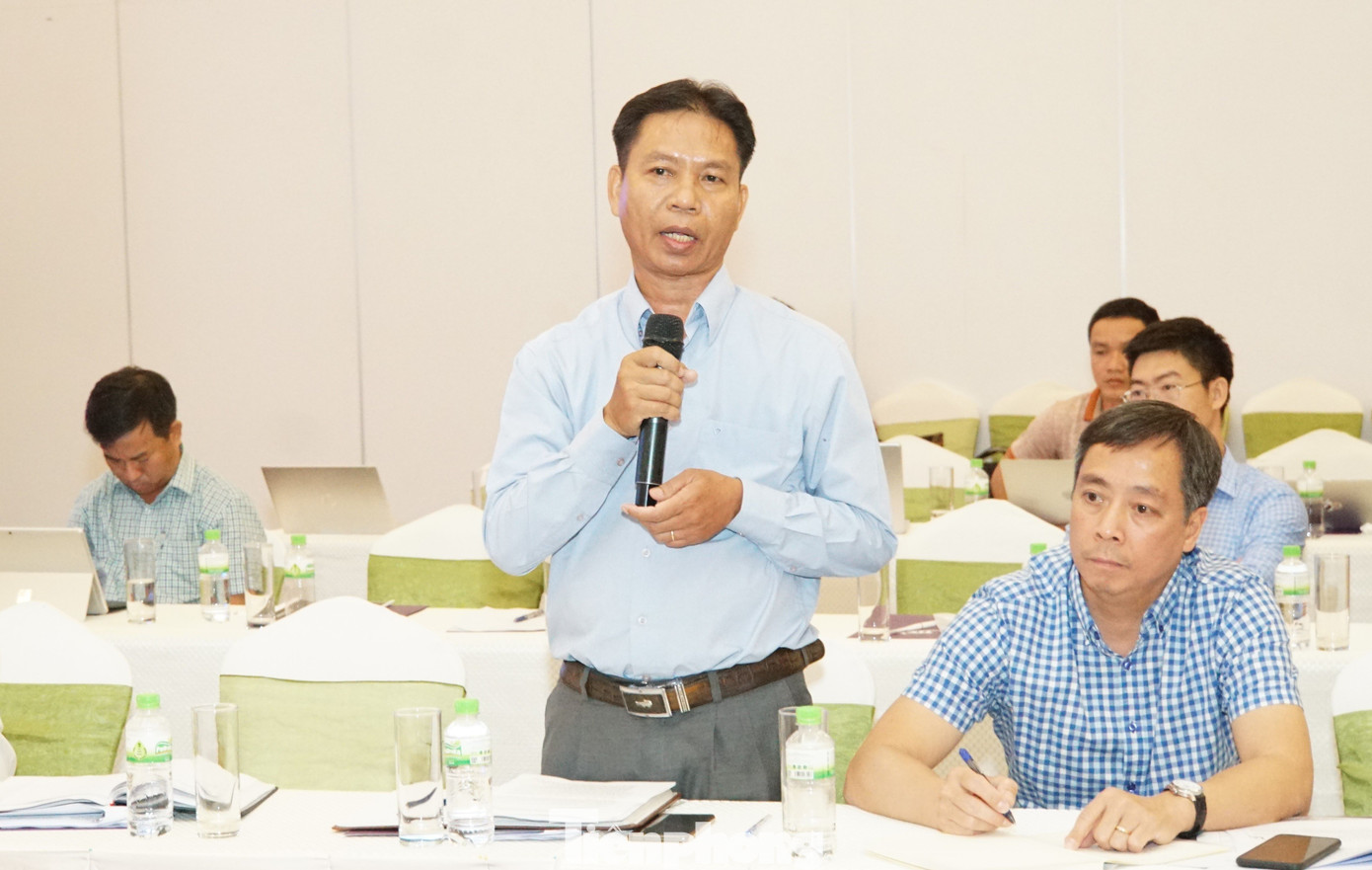 Ông Võ Đức Phong - Phó Chi cục trưởng Chi Cục thủy lợi tỉnh Tiền Giang, phát biểu tại cuộc họp. Ảnh: Hòa Hội