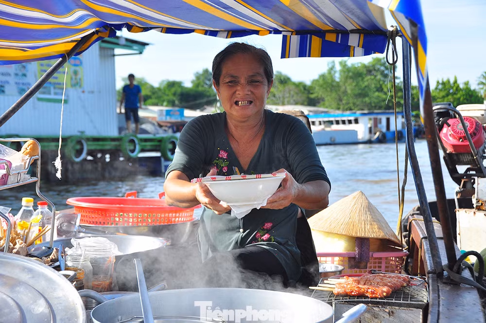 Qua trăm năm hình thành, Văn hóa Chợ nổi Cái Răng đã trở thành nền móng bền chặt, sáng đẹp. Năm 2016, Bộ Văn hóa, Thể thao và Du lịch đã quyết định đưa Văn hóa Chợ nổi Cái Răng vào danh mục di sản văn hóa phi vật thể cấp quốc gia. Ảnh: Hòa Hội.