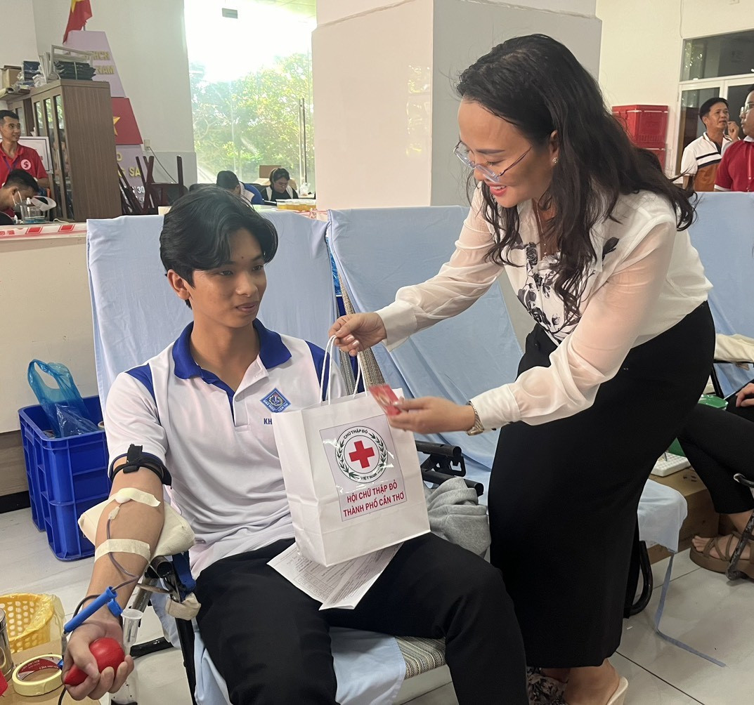 Bà Lê Thị Sương Mai, Chủ tịch Liên đoàn Lao động TP Cần Thơ động viên, tặng quà cho người hiến máu.