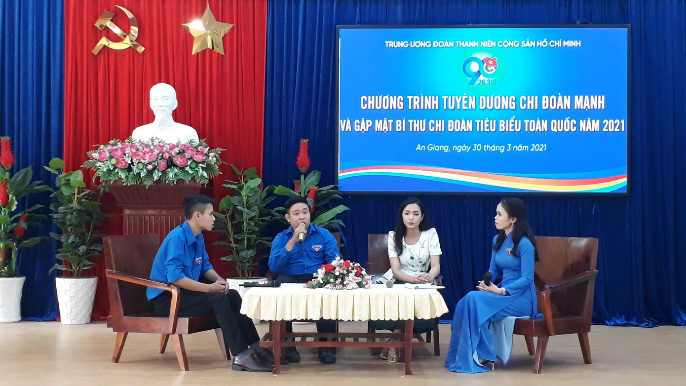 Trong đó Đoàn đã làm tốt công tác tuyên truyền, giáo dục về truyền thống cách mạng của dân tộc, về đường lối, chủ trương của Đảng, pháp luật Nhà nước. Đại đa số thanh niên đã và đang ra sức phấn đấu rèn luyện phẩm chất đạo đức cách mạng, tham gia tích cực vào sự nghiệp công nghiệp hoá, hiện đại hoá đất nước, góp phần quan trọng trong việc phát triển kinh tế - xã hội, giữ vững an ninh - quốc phòng trên địa bàn tỉnh. "Đoàn Thanh niên đã khẳng định chắc chắn vị trí, vai trò quan trọng của mình là “Đội dự bị tin cậy của Đảng”, luôn vững vàng trước những khó khăn, thử thách, tự rèn luyện, đổi mới để vươn lên hoàn thành nhiệm vụ mà Đảng, Nhà nước và nhân dân giao phó", ông Nam nói. Bí thư Tỉnh đoàn An Giang Lâm Thành Sĩ tặng quà lưu niệm cho các Bí thư chi đoàn giao lưu chương trình Dịp này, Trung ương Đoàn tuyên dương 7 chi đoàn mạnh và 42 gương Bí thư chi đoàn tiêu biểu của 7 tỉnh, thành cụm đồng bằng sông Hậu. Mỗi Bí thư chi đoàn được tuyên dương đều có nhiều mô hình, giải pháp và sáng kiến kinh nghiệm trong quá trình tổ chức các hoạt động Đoàn và phong trào thanh thiếu nhi tại địa phương, đơn vị mình.