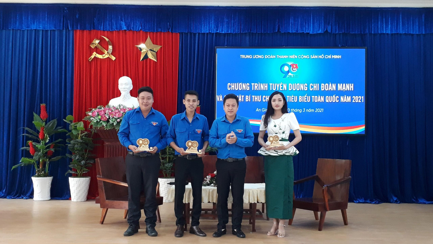 Bí thư Tỉnh đoàn An Giang Lâm Thành Sĩ tặng quà lưu niệm cho các Bí thư chi đoàn giao lưu chương trình Dịp này, Trung ương Đoàn tuyên dương 7 chi đoàn mạnh và 42 gương Bí thư chi đoàn tiêu biểu của 7 tỉnh, thành cụm đồng bằng sông Hậu. Mỗi Bí thư chi đoàn được tuyên dương đều có nhiều mô hình, giải pháp và sáng kiến kinh nghiệm trong quá trình tổ chức các hoạt động Đoàn và phong trào thanh thiếu nhi tại địa phương, đơn vị mình.