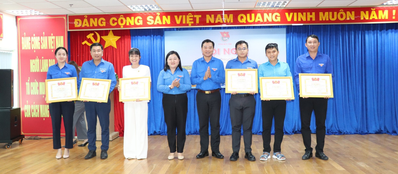 Tỉnh đoàn Bến Tre tặng Bằng khen cho các cá nhân, đơn vị xuất sắc.