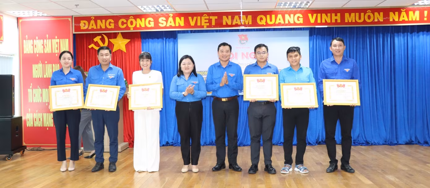 Tỉnh đoàn Bến Tre tặng Bằng khen cho các cá nhân, đơn vị xuất sắc.